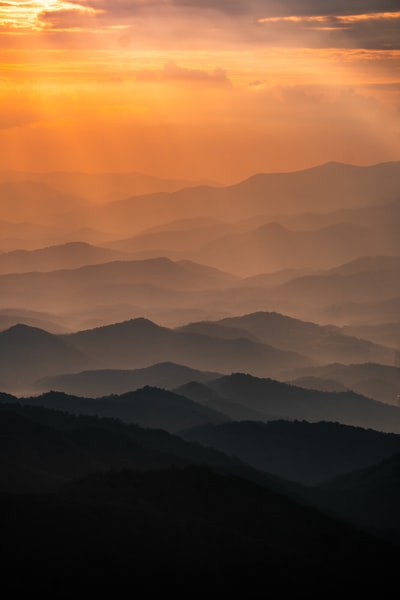白天白云下的山
